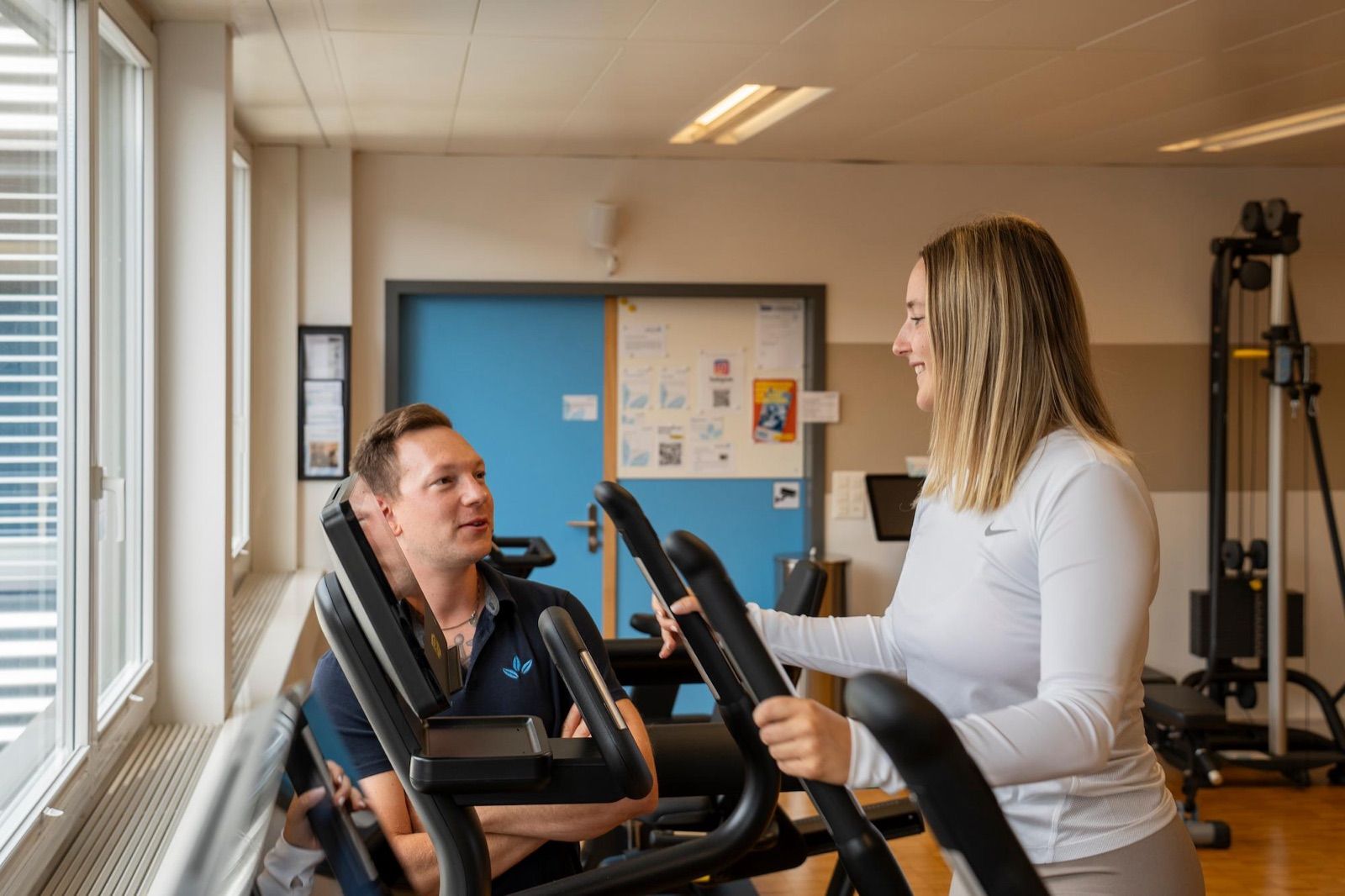 Medizinische Trainingstherapie MTT bei Dreivital in Heerbrugg, Training auf dem Crosstrainer mit Betreuung