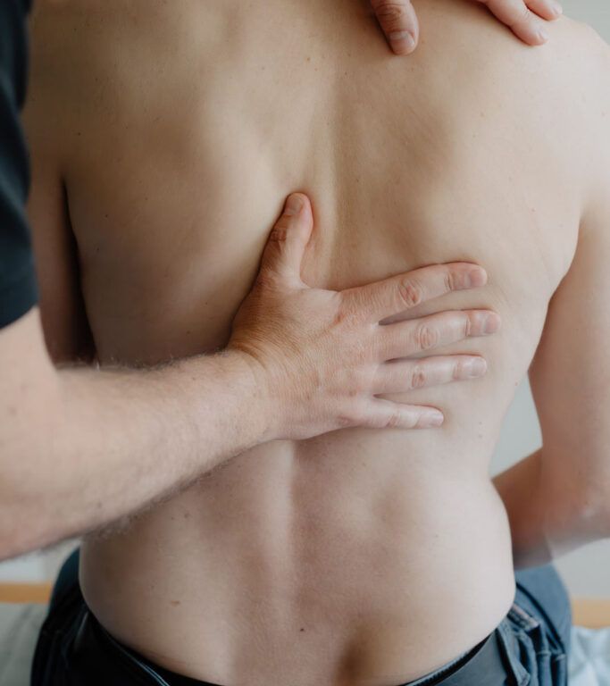Skoliose-Therapie am Rücken bei Dreivital in Heerbrugg